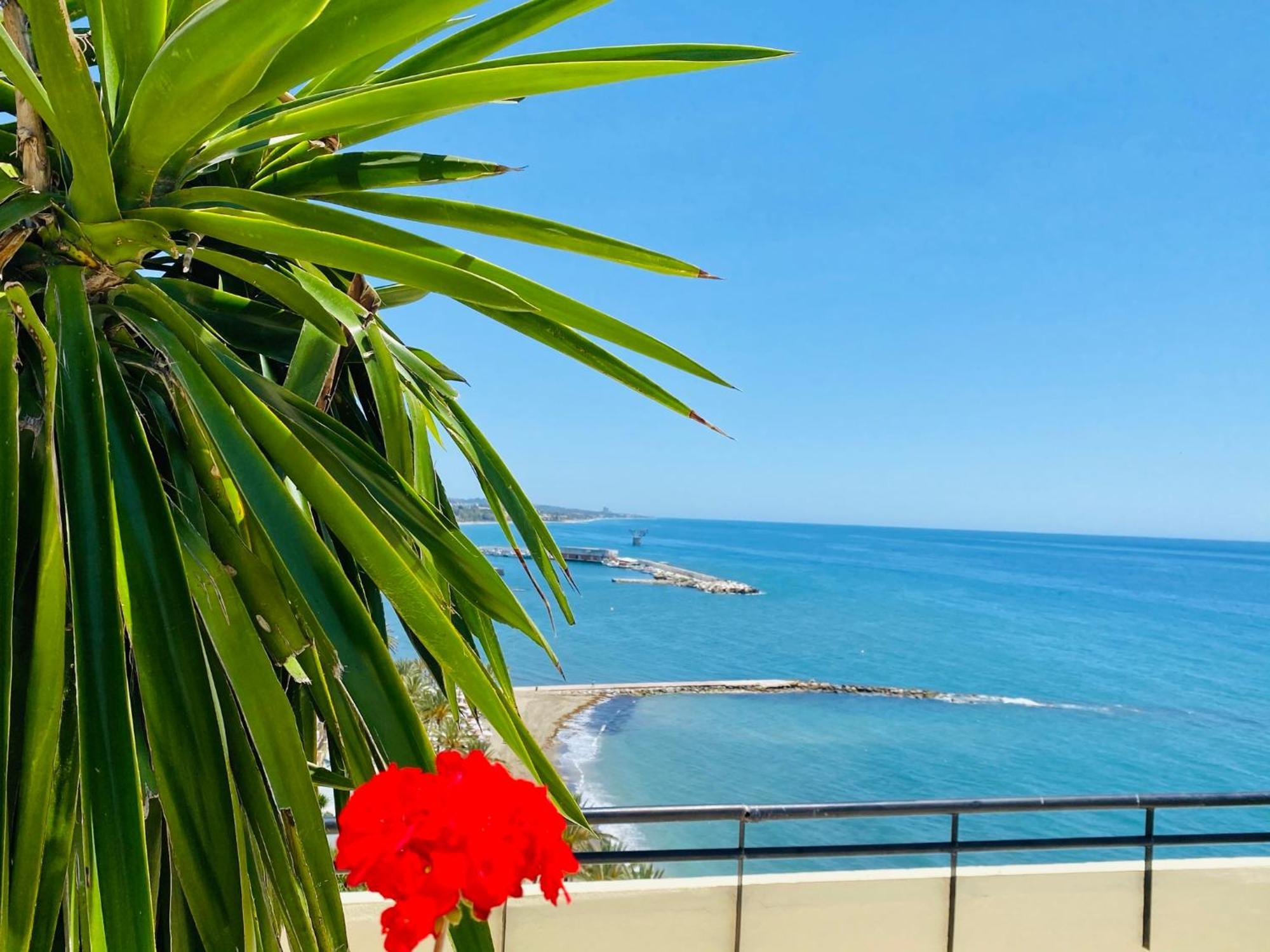 Apartment On The First Line Of The Sea With A View And Free Parking Marbella Exterior foto