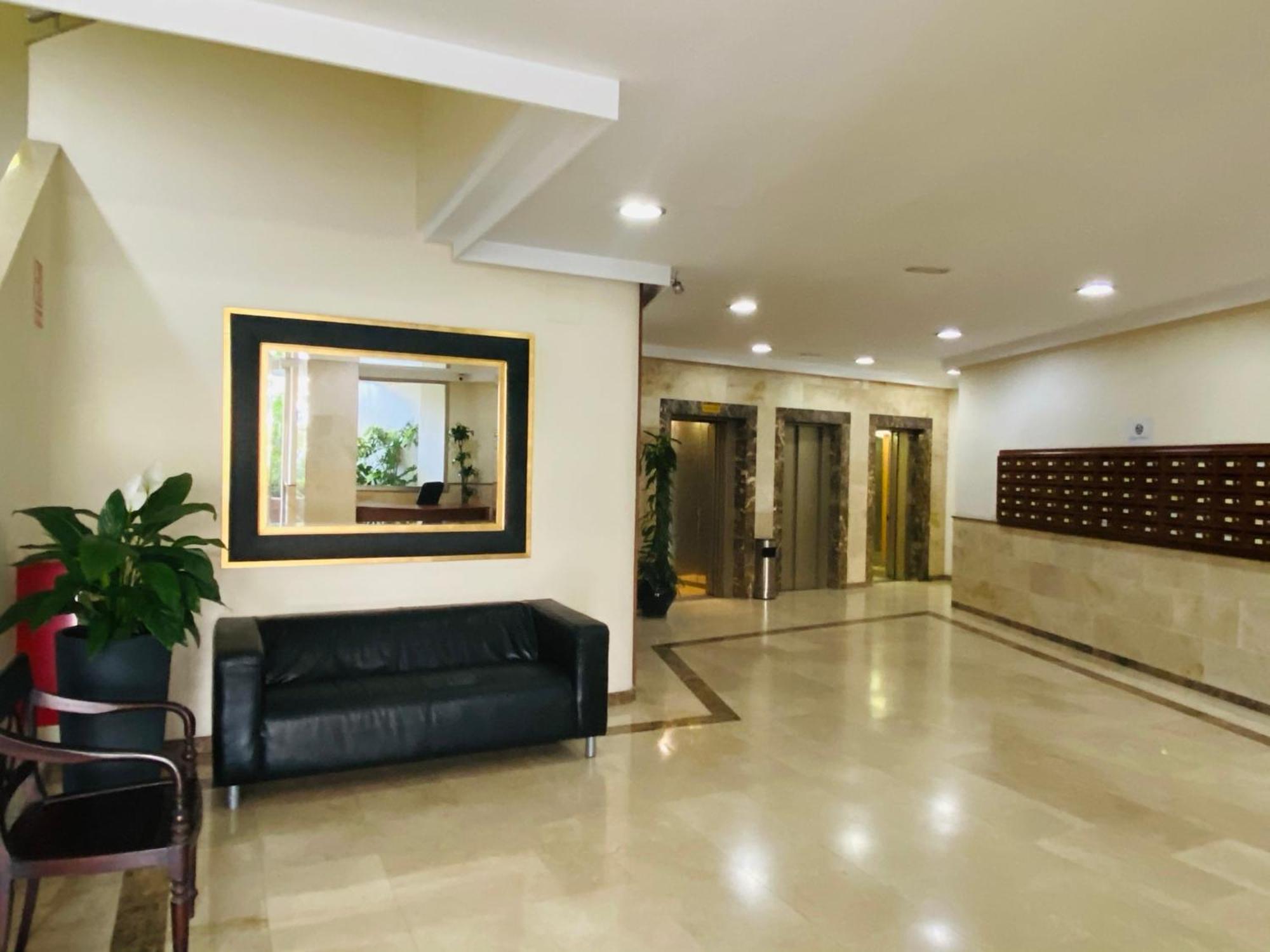 Apartment On The First Line Of The Sea With A View And Free Parking Marbella Exterior foto
